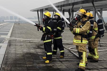 戴HT-LF2 Prox-BPR消防頭盔滅火救援圖片