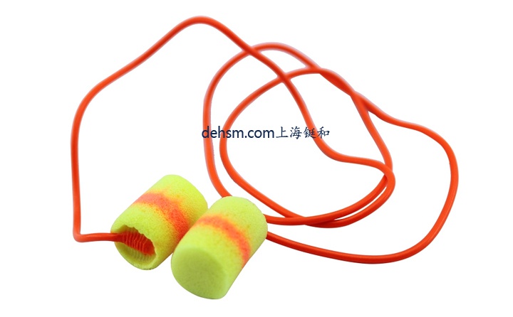 3M311-1126帶線防噪音耳塞佩戴時的圖片