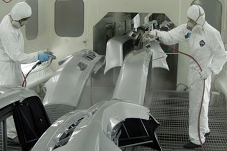 在汽車噴涂車間工人穿戴全套個人防護用品作業