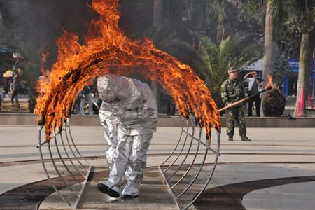 穿隔熱服進行火場實驗