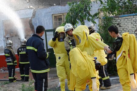 消防員穿液氨防護服處理肉食加工廠液氨泄漏