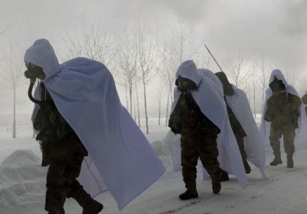 戴防毒面具穿越毒區