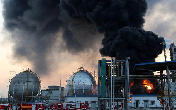 赤峰化工廠儲罐區發生火災外圍現場圖