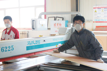 戴著防塵口罩工作的操作工