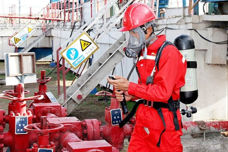 發(fā)生硫化氫泄漏后，工人拿氣體檢測儀在檢測硫化氫濃度