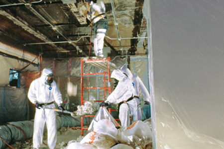 穿防護(hù)服進(jìn)行石棉天花板拆卸工作