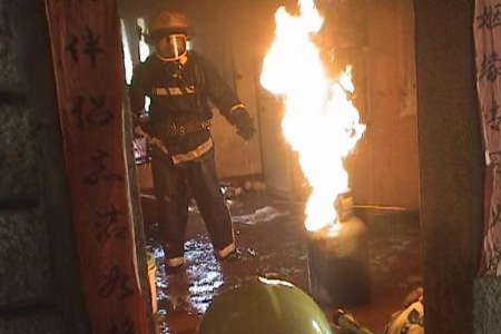 由于燃氣泄漏引發著火,消防隊員極力搶救