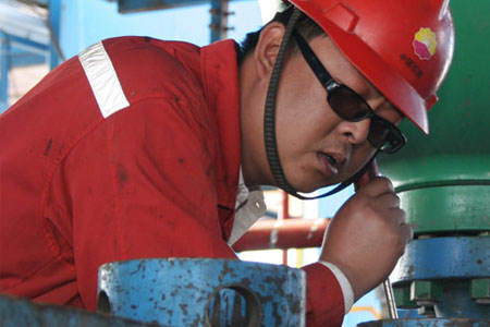 工人進(jìn)入工作區(qū)域戴防護(hù)眼鏡