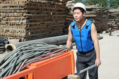 身穿降溫背心正在戶外建筑工地作業(yè)