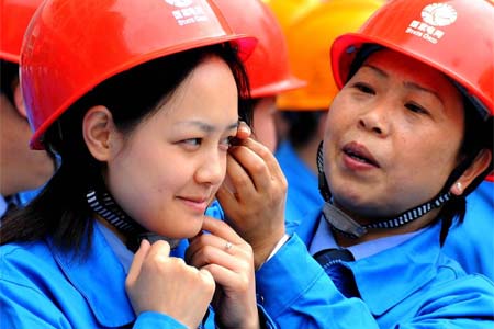 手把手教工人正確佩戴安全帽