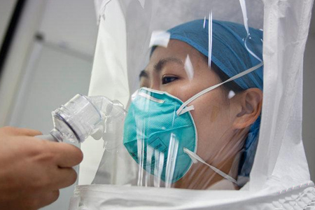 埃博拉醫護人員戴醫用口罩進行密閉性測試