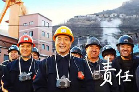 煤礦工人戴著工業防塵口罩預防塵肺病