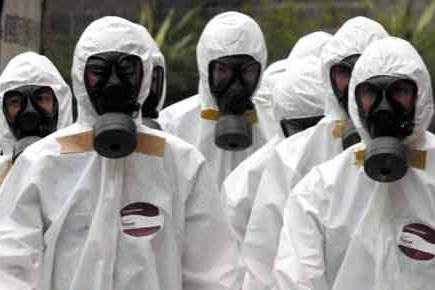 使用防毒面具，穿醫用防護服預的工作人員預防埃博拉病毒感染