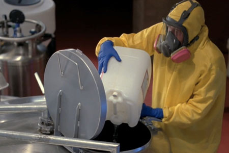 操作員戴著3M防毒面具6800周轉化學溶劑