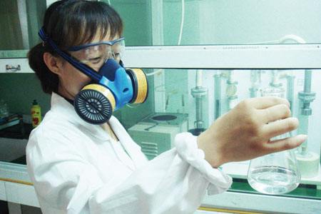 醫用人員戴防毒面具正在研發埃博拉病毒抗體