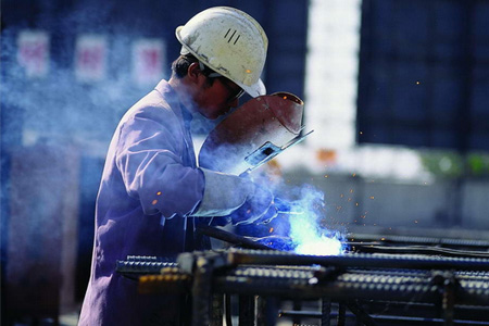 佩戴個人防護用品的電焊工人