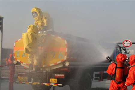 危險品運輸車輛發生泄漏事故穿防化服緊急救援處理