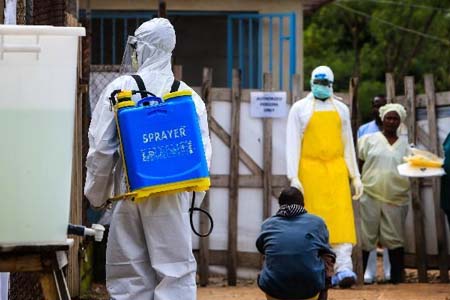 佩戴全套埃博拉病毒防護用品對疫區(qū)消毒