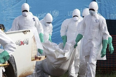 醫護人員穿戴埃博拉病毒防護用品運送患者
