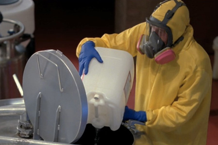 戴防毒面罩處理化學品溶劑周轉