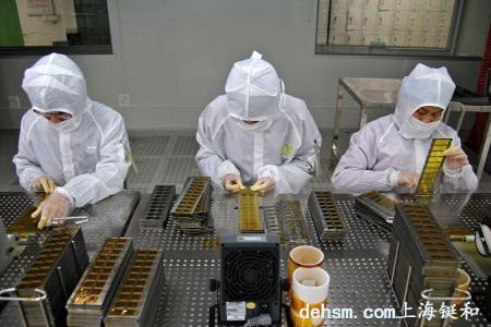 電子廠員工穿戴防靜電服作業