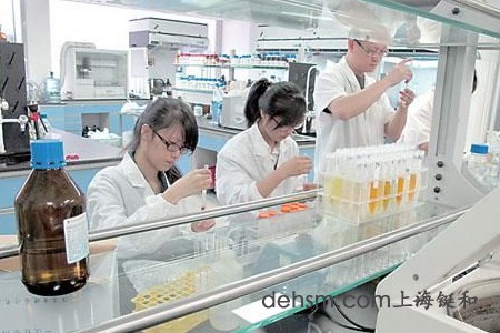 穿戴防護用品進行化學品實驗