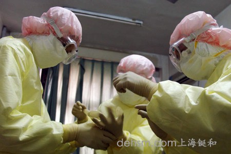 供應(yīng)室醫(yī)護(hù)人員相互配合戴防護(hù)用品