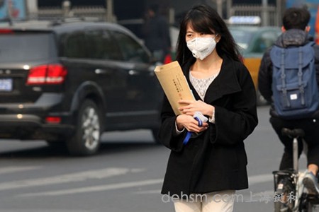 市民戴呼氣閥的防霧霾口罩外出