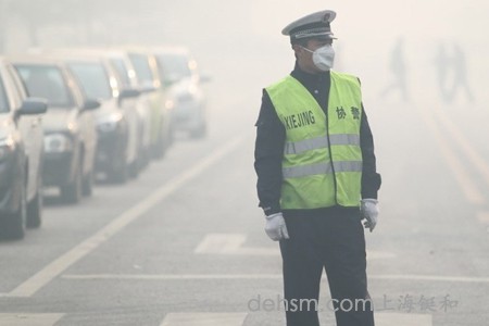 協戴防霧霾口罩執勤