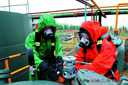 劇毒危險化學品運輸途中泄露戴防護用品緊急救援