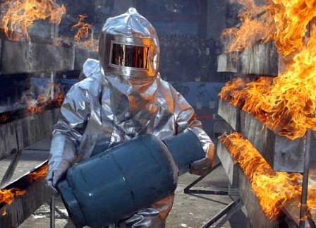 身穿消防隔熱服火災救援戰(zhàn)士